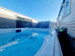 Apple Tree 3-Bed Hot Tub Lodge in Northumberland